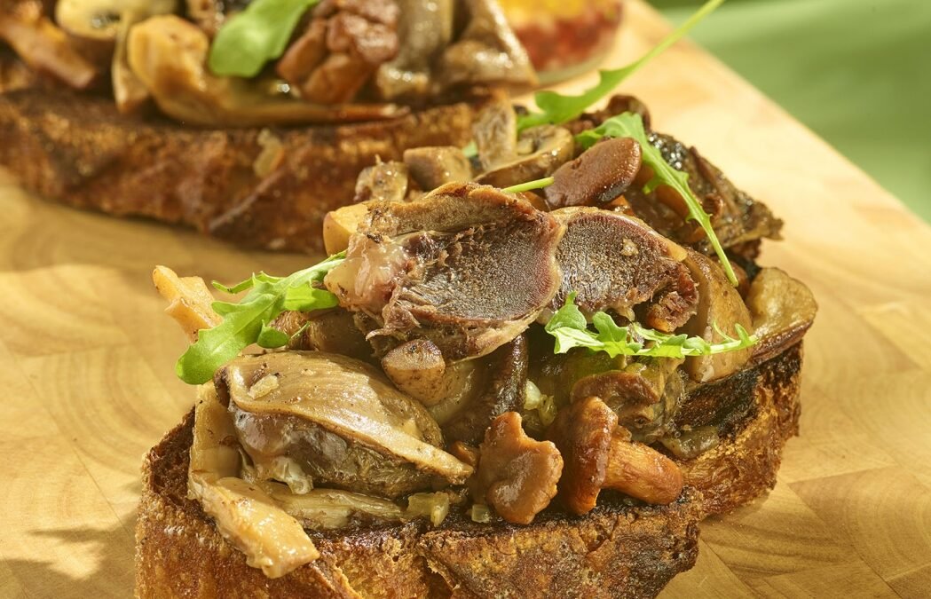 Tartine de gésiers de canard et champignons, salade de saison